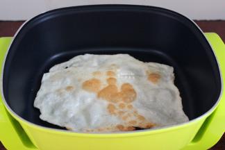 热锅，倒油，放入锅中煎至微黄，翻转另外一面继续煎至微黄即可；