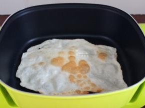 热锅，倒油，放入锅中煎至微黄，翻转另外一面继续煎至微黄即可；