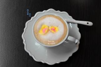 在奶泡上放棉花糖即可。