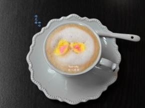 在奶泡上放棉花糖即可。