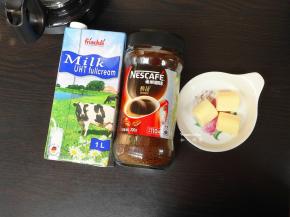 准备食材：纯咖啡、牛奶、棉花糖；