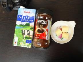 准备食材：纯咖啡、牛奶、棉花糖；
