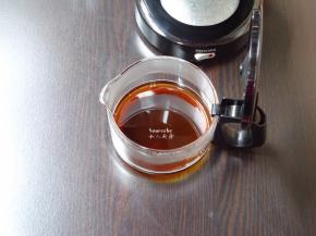 咖啡机加入适量的水，再把咖啡放入，煮好；