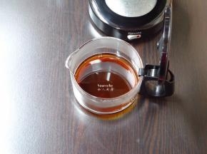 咖啡机加入适量的水，再把咖啡放入，煮好；