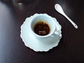 煮好的咖啡倒入杯中；