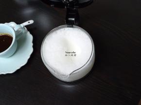 用咖啡机把牛奶加热75度，并打奶泡；