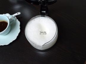 用咖啡机把牛奶加热75度，并打奶泡；