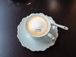 把奶泡倒入咖啡杯；