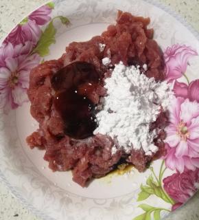 切好的牛肉放入盐、生抽、料酒、耗油、玉米淀粉。