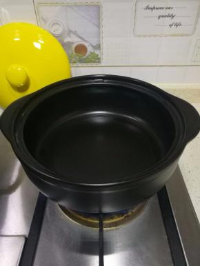 黑乐砂锅洗净，开大火烘干水分。