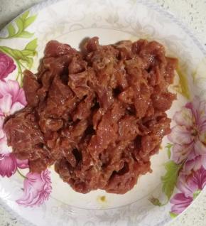 用手将牛肉和调料抓匀，腌制大概10-15分钟。