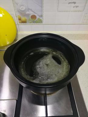 往砂锅里倒入适当的食用油。