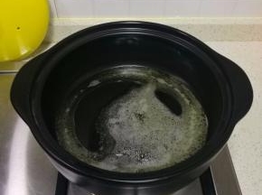 往砂锅里倒入适当的食用油。