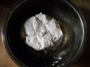 糯米粉加入冷水和好成粉团。