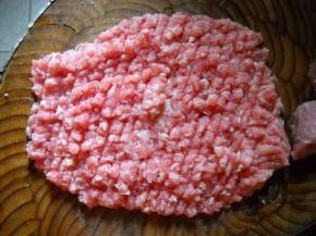 猪瘦肉洗净，剁成茸。