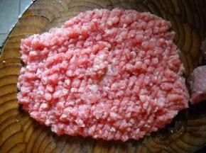 猪瘦肉洗净，剁成茸。