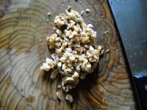 香菇洗净、切细粒备用。