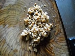 香菇洗净、切细粒备用。