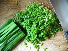 韭菜洗净，切细粒。