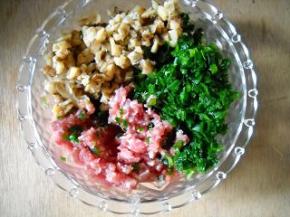 韭菜、香菇、猪肉放入碗中，加入盐、芝麻油、生抽、淀粉调和成馅料。