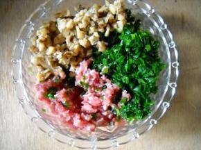 韭菜、香菇、猪肉放入碗中，加入盐、芝麻油、生抽、淀粉调和成馅料。