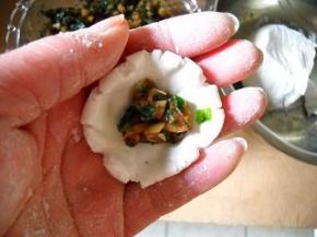 糯米粉团分成若干小剂子，逐个包入馅料。