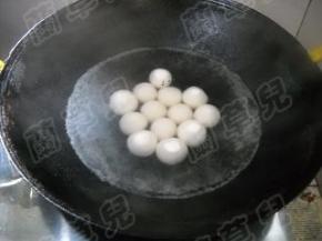 汤圆下入开水中，煮至全部浮在水面即熟。