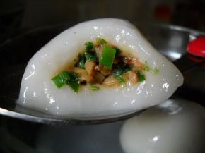 煮好的汤圆，馅料鲜咸，味道鲜美。