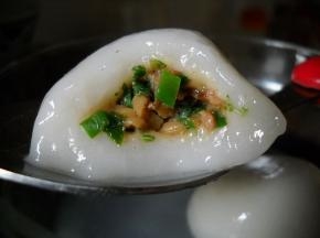 煮好的汤圆，馅料鲜咸，味道鲜美。