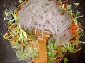6.倒入粉条