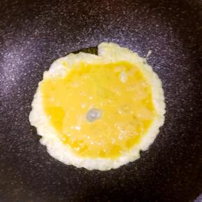 3.锅中热油，至七八分热的时候，倒入打散的蛋液，炒熟盛出备用