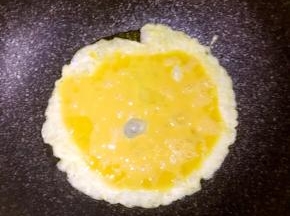 3.锅中热油，至七八分热的时候，倒入打散的蛋液，炒熟盛出备用