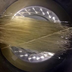 1.粉条提前冷水泡软，肉切丝，用料酒，生抽，十三香，盐，黑胡椒粉，淀粉提前腌十多分钟