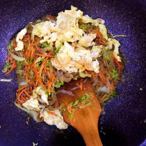 8.待汤汁快要收尽的时候倒入鸡蛋，翻拌均匀