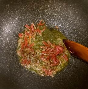 4.锅中再次热油，倒入腌制好肉丝，炒到变色时候放入葱姜片