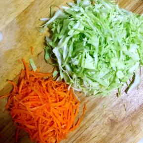 2.胡萝卜切丝，包菜切丝