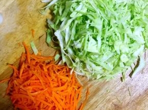 2.胡萝卜切丝，包菜切丝