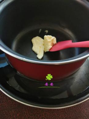 小火隔水加热黄油；