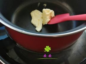 小火隔水加热黄油；