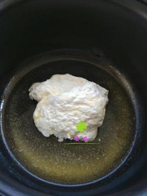 黄油融化成液体一次性加入fluff香草味棉花糖；