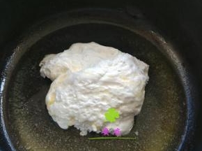 黄油融化成液体一次性加入fluff香草味棉花糖；