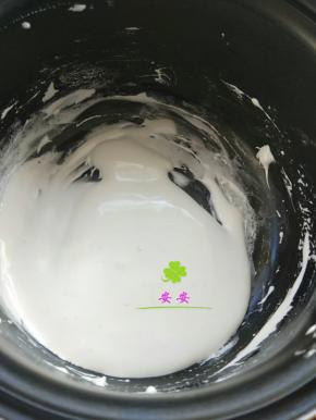 小火隔水加热融化棉花糖并且用耐高温刮刀不停搅拌，使fluff棉花糖融化并且充分与黄油融合至丝滑粘稠的糊状；