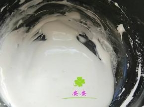 小火隔水加热融化棉花糖并且用耐高温刮刀不停搅拌，使fluff棉花糖融化并且充分与黄油融合至丝滑粘稠的糊状；