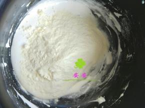 加入奶粉，关火，不停的搅拌，使奶粉与棉花糖充分融合，利用余温即可；