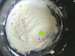 加入奶粉，关火，不停的搅拌，使奶粉与棉花糖充分融合，利用余温即可；