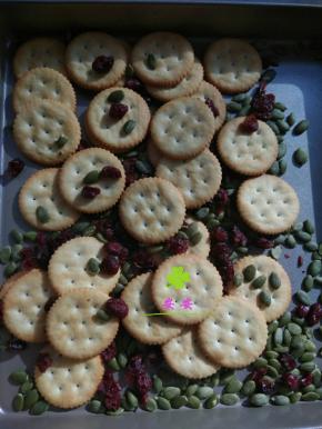 把台湾小奇福饼干，蔓越莓，南瓜子仁提前放入金盘并混合；