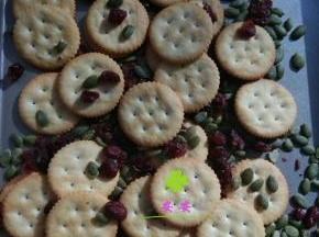 把台湾小奇福饼干，蔓越莓，南瓜子仁提前放入金盘并混合；