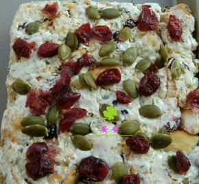 把融化好的加入奶粉的棉花糖糊倒在金盘里，戴一次性手套抓拌均匀所有材料（会有点烫手哦，宝宝们要小心哈）；