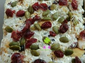 把融化好的加入奶粉的棉花糖糊倒在金盘里，戴一次性手套抓拌均匀所有材料（会有点烫手哦，宝宝们要小心哈）；