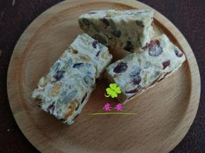 放入冰箱冷却二十分钟，拿出来切块，按照自己喜欢的大小随意，切好后表面撒奶粉；